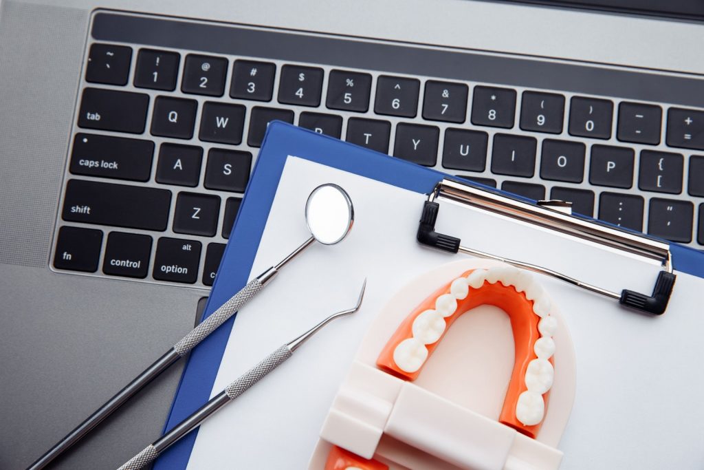 atraer primeras visitas de alto valor con marketing para clínicas dentales