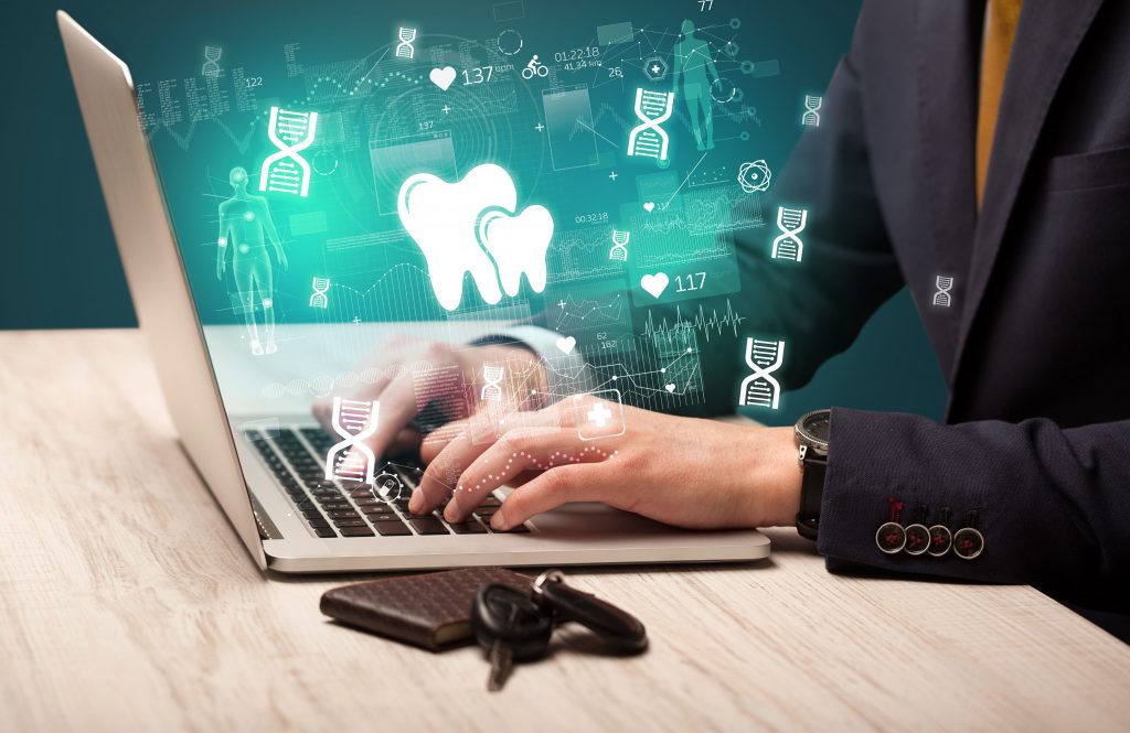 Dentista trabajando en el Marketing para clínicas dentales