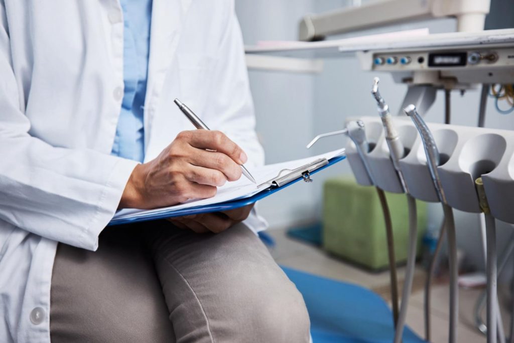 la ayuda de una consultoría dental