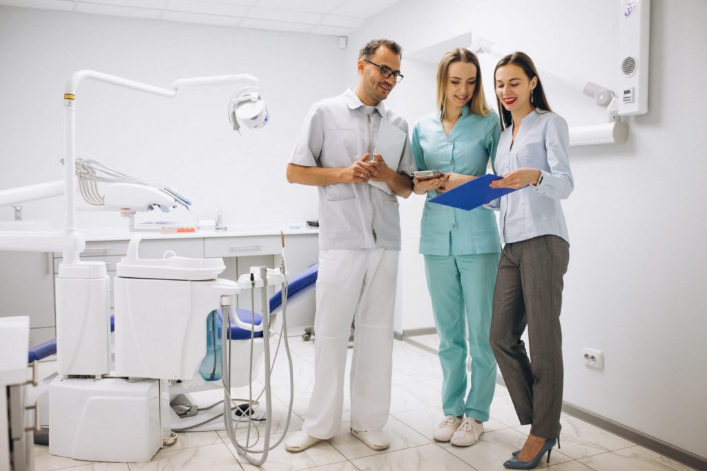 Líder ayudando a su equipo a ser un equipo dental de alto rendimiento