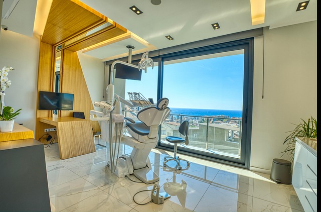 Este consultorio moderno muestra que el diseño de clínica dental influye en la experiencia del paciente 