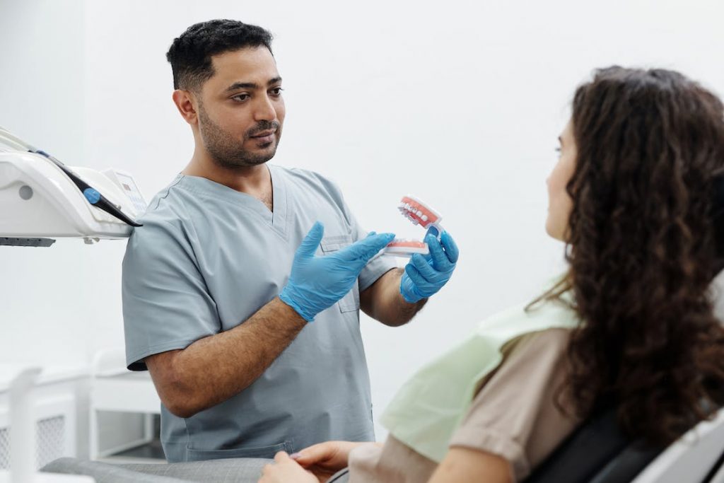 Odontólogo explica el tratamiento como forma de apoyo psicológico al paciente dental