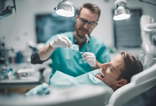 Paciente teniendo una buena experiencia en la clínica dental 